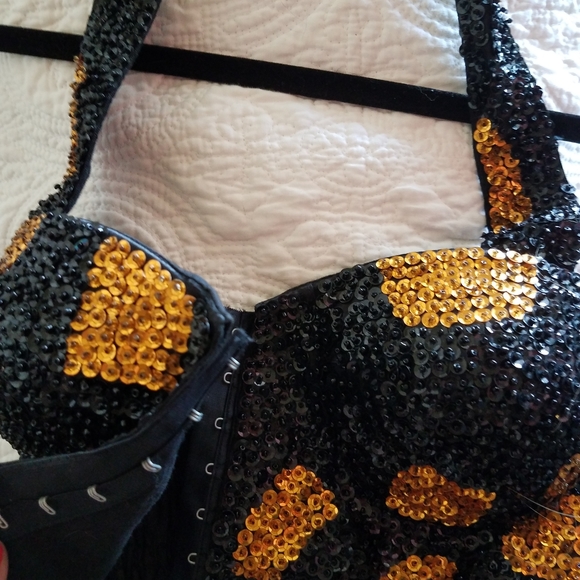 Nwot's Black and Gold sequin crop top 🌟 - Picture 3 of 6